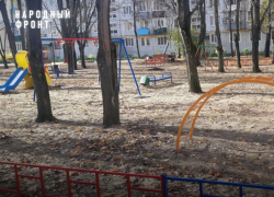 В Моршанске дети играют на небезопасных детских площадках