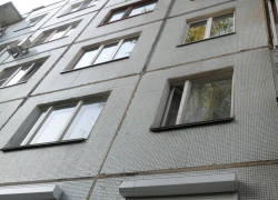Из окна восьмого этажа в центре Тамбова выпал мужчина