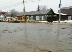 На севере Тамбова после жалоб в соцсетях закрыли люк на дороге 