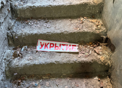 Жители дома на Карла Маркса несколько месяцев живут над канализационным «укрытием»