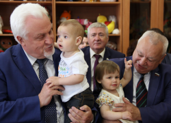 Депутаты областной думы в День защиты детей посетили Дом ребенка 