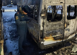 Микроавтобус и грузовая «ГАЗель» внезапно сгорели в Строителе