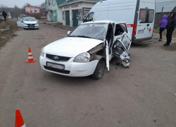 В Кирсанове «LADA Priora» влетела в опору линии электропередач