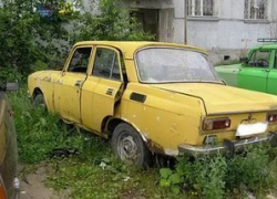 Брошенные в тамбовских дворах старые автомобили будут эвакуировать и утилизировать 