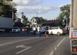 В ДТП у Лермонтовского моста перевернулось такси, пострадала беременная