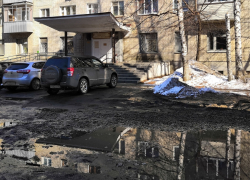 Беременным тамбовчанкам приходится пробираться в консультацию сквозь ямы и лужи 