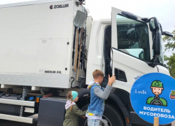 В Котовске «Дети нашего будущего» познакомились с профессией «водителя мусоровоза»
