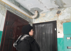 Жители дома по улице Елецкой, 12 борются с «водной стихией» 