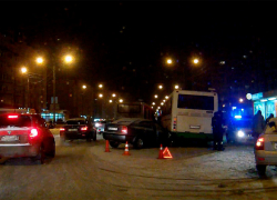 На Чичерина автобус оказался на пути Skoda Octavia 