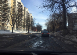 В Тамбове асфальт растворился в весенних лужах 