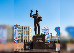 Памятник знаменитому тамбовскому борцу открыли у СТЦ «Тамбов»