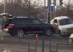 "Лада" снесла ограждение после встречи с «Toyota Highlander» 