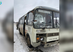 В городе Рассказово автобус врезался в остановочный павильон