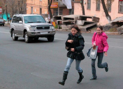Под колесами машины сотрудника полиции оказались две студентки 
