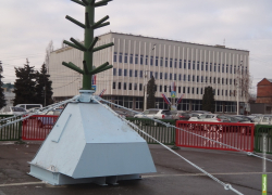 В Тамбове на главной площади города начали монтировать елку