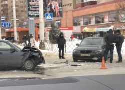 На одном перекрестков центральных улиц Тамбова столкнулись две легковушки