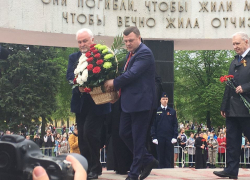 Первые лица региона возложили цветы к мемориалу "Вечный огонь" и танку "Тамбовский колхозник" 
