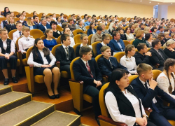 Тридцать одаренных школьников получили паспорта в главном зале администрации области 