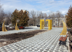 Власти Тамбова до сих пор не убрали новогодние инсталляции с улиц города