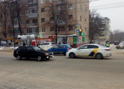 Десятилетняя девочка оказалась под колесами машины на тротуаре  