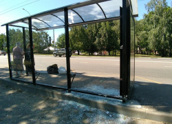 Антивандальное стекло не выдержало бутылочной атаки: еще одна остановка в Тамбове разбита хулиганами