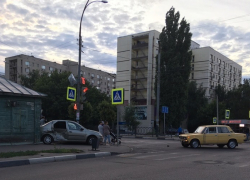 В центре Тамбова легковой автомобиль протаранил дом