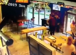 Спустя два дня после открытия в ТЦ "Студенец" с потолка в кафе упала труба