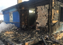 В Знаменском районе пожарные вытащили из огня троих детей