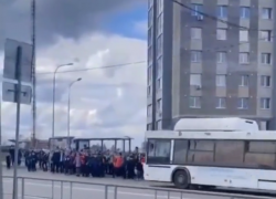 В Тамбове из-за давки школьников на остановке двое подростков попали под автобус