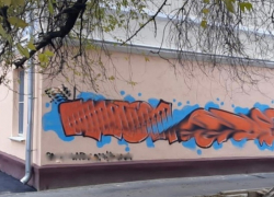 В Тамбове хулиганы разрисовали свежепокрашенный фасад дома на Интернациональной