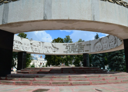 Подростки устроили танцы у «Вечного огня» в центре Тамбова