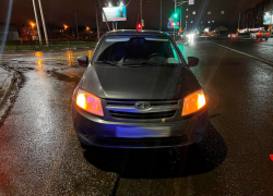 В Тамбове на регулируемом переходе автомобиль сбил девочку на самокате