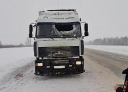 Лобовое стекло и голову водителя разбил кусок льда, отлетевший от встречной машины 