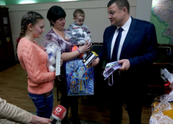 Александр Никитин вручил подарки многодетной семье и рассказал, как его ждет с работы дочка 