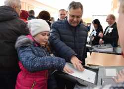 "В очередь!" Глава Тамбова голосовал на переполненном участке