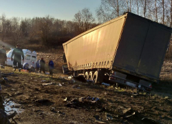 В Тамбовском районе столкнулись «Порше» и фура: три человека погибли