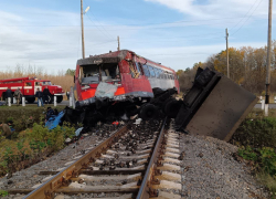 В Сампурском районе столкнулись КамАЗ и поезд на переезде