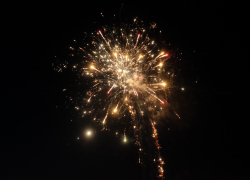 На севере Тамбова «обстреляли» из фейерверка машины и окна домов