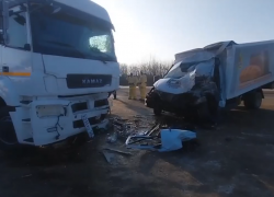 Под Тамбовом ГАЗель, развозившая хлеб, попала под КамАЗ