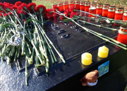 19 свечей в память о 19 погибших возложили к керченскому мемориалу в Тамбове