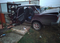 В Уварове "пятёрка" влетела в бетонный столб