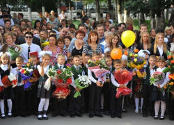 Первые лица области поздравили школьников с началом учебного года 