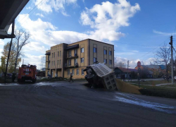 Под Лермонтовским мостом перевернулся грузовик 