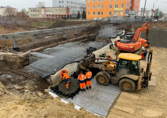 На Базарной приступили к укладке дорожного покрытия над мостом
