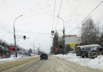 На бульваре Энтузиастов установили новый светофор, но заработает он весной 