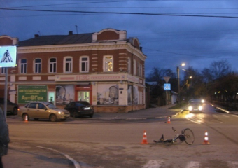 Пенсионер на велосипеде въехал в авто на центральной улице Тамбова