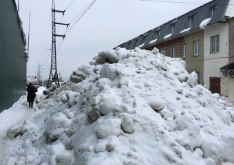На западе Тамбова появились снежные кучи размером с двухэтажный дом