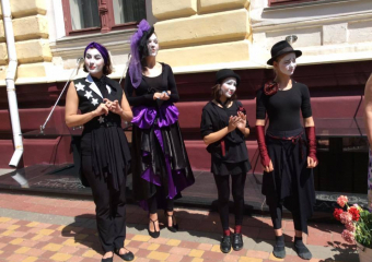 У западного фасада драмтеатра зажгли именные звезды 