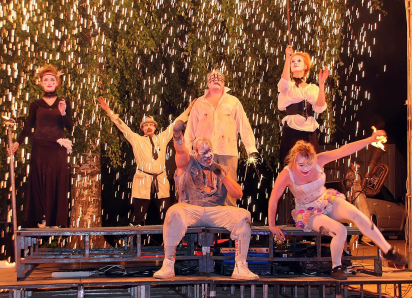 Уличный театр Юрия Берладина представил огненное шоу на открытии «Ромашково»