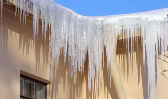 Управляющие компании обязали очистить крыши домов от снега, наледи и сосулек